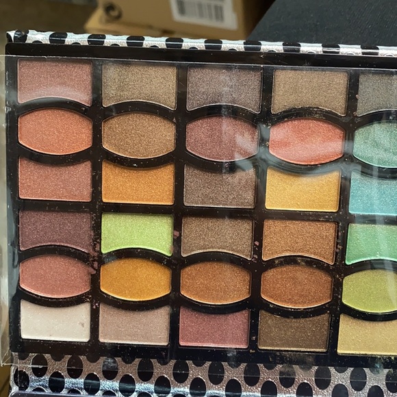 Eyeshadow pallet - Picture 5 of 8